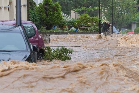 Im Westen Deutschlands verschlang das Hochwasser alles was sich entgegenstellte. Im Westen Deutschlands verschlang das Hochwasser alles was sich entgegenstellte.