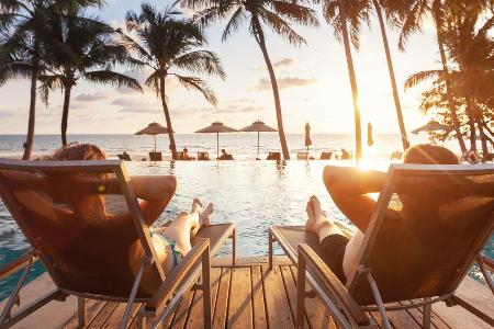 Entspannt am Pool des Hotels den Sonnenuntergang genießen: In Pauschalreisen ist das häufig inbegriffen. Entspannt am Pool des Hotels den Sonnenuntergang genießen: In Pauschalreisen ist das häufig inbegriffen.