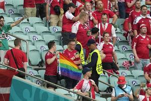 UEFA untersucht Zwischenfall mit Regenbogenfahne in Baku