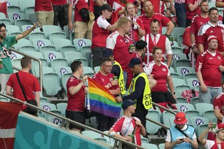 UEFA untersucht Zwischenfall mit Regenbogenfahne in Baku UEFA untersucht Zwischenfall mit Regenbogenfahne in Baku