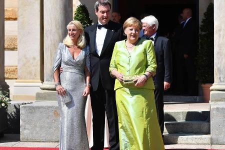 Angela Merkel (rechts) mit Markus Söder und seiner Ehefrau Karin vor dem Bayreuther Festspielhaus Angela Merkel (rechts) mit Markus Söder und seiner Ehefrau Karin vor dem Bayreuther Festspielhaus