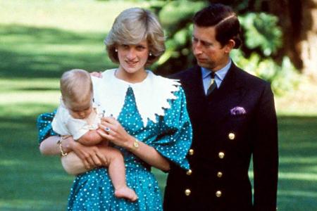 Nach der Geburt ihres ersten Sohnes William zeigte sie sich 1982 noch im braven Kleid.