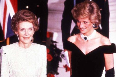 1985 glänzte Prinzessin Diana unter anderem neben Nancy Reagan in dieser atemberaubenden schwarzen Robe.