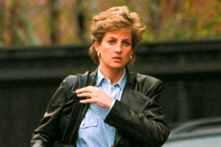 Von royalen Modezwängen ist Mitte der 90er bei Diana nichts mehr zu sehen.