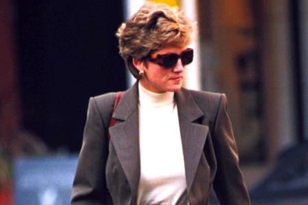 1994: Diana zeigt nicht nur auf dem roten Teppich, sondern auch bei einem Spaziergang, dass ihr modisch keiner etwas vormacht