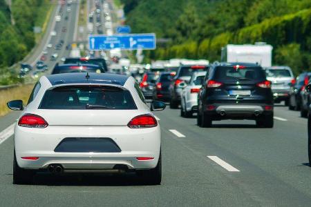 In den Sommerferien fahren viele mit dem Auto in den Urlaub - das ist auf den Straßen bemerkbar. In den Sommerferien fahren viele mit dem Auto in den Urlaub - das ist auf den Straßen bemerkbar.