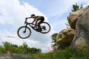 Mountainbike: Brite Pidcock gewinnt Gold im Cross Country - van der Poel stürzt