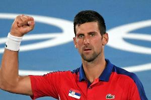 Djokovic steht im Halbfinale und wartet auf Zverev
