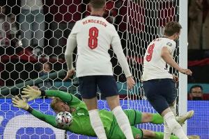 Dänen-Keeper Schmeichel während EM-Halbfinale von Laser geblendet
