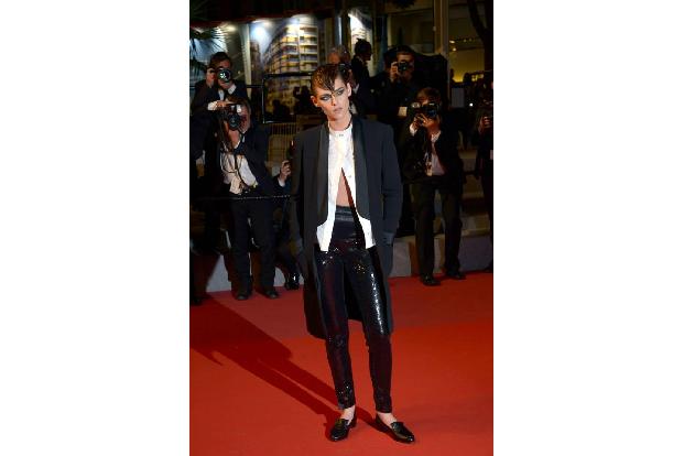 ...Kristen Stewart fühlt sich heute noch oft unwohl im Rampenlicht. Ob das an ihren schlechten Erfahrungen liegt? Der 'Vanit...