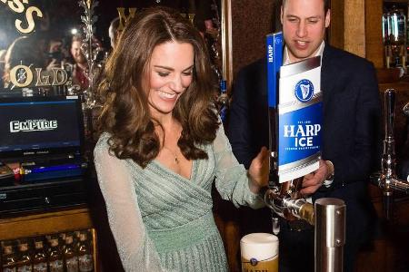 Herzogin Kate zapft unter den Augen ihres Ehemannes Prinz William ein Bier Herzogin Kate zapft unter den Augen ihres Ehemannes Prinz William ein Bier