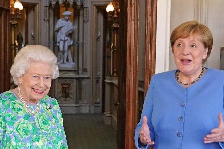 Mächtige Frauen unter sich: Queen Elizabeth II. (l.) und Angela Merkel.