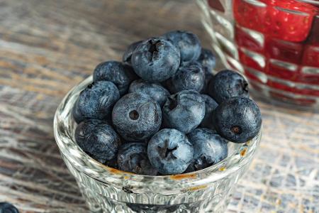 Eine gesunde Ernährung ist der Schlüssel zu toller Haut. Blaubeeren eignen sich besonders gut, weil sie reich an Vitamin C s... Eine gesunde Ernährung ist der Schlüssel zu toller Haut. Blaubeeren eignen sich besonders gut, weil sie reich an Vitamin C s...