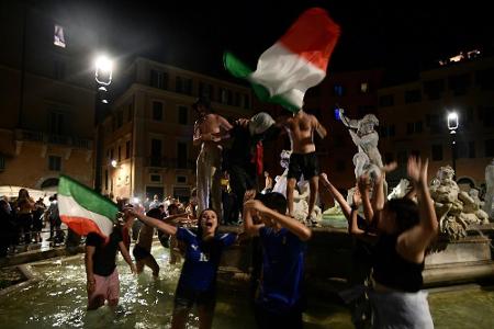 Böller wie an Silvester: Italien feiert EM-Sieg ausgelassen Böller wie an Silvester: Italien feiert EM-Sieg ausgelassen