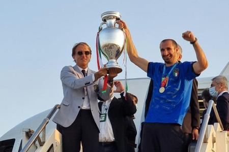 Azzurri bei Ankunft in Rom begeistert gefeiert Azzurri bei Ankunft in Rom begeistert gefeiert