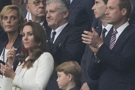 Herzogin Kate, Prinz George und Prinz William (r.) mit versteinerter Miene auf der Tribüne des Wembley-Stadiums beim Finalsp... Herzogin Kate, Prinz George und Prinz William (r.) mit versteinerter Miene auf der Tribüne des Wembley-Stadiums beim Finalsp...