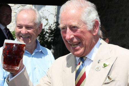 Prinz Charles mit seinem Bier in Iddesleigh Prinz Charles mit seinem Bier in Iddesleigh
