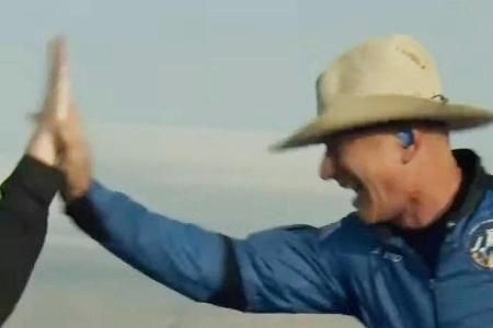 Jeff Bezos direkt nach seinem erfolgreichen Weltraumausflug.