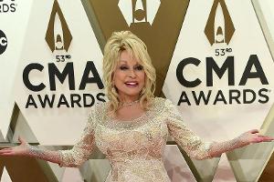 Country-Sängerin Dolly Parton stellt ihr altes "Playboy"-Cover nach