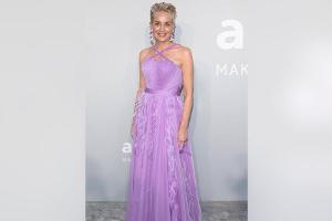 amfAR-Gala: Sharon Stone überzeugt in einem lavendelfarbenen Kleid