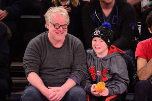Philip Seymour Hoffman 2013 mit seinem Sohn Cooper bei einem Basketballspiel im New Yorker Madison Square Garden.