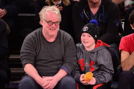 Philip Seymour Hoffman 2013 mit seinem Sohn Cooper bei einem Basketballspiel im New Yorker Madison Square Garden. Philip Seymour Hoffman 2013 mit seinem Sohn Cooper bei einem Basketballspiel im New Yorker Madison Square Garden.
