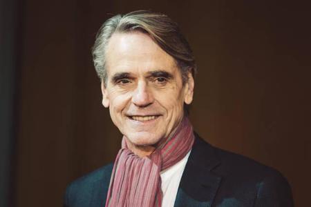 ...eben ganz in die Fußstapfen seines Vaters - und der ist immerhin Oscar-Preisträger Jeremy Irons. Es scheint ganz so, als ...