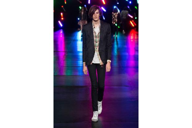 ...zieht es ihn auf den Laufsteg! Auf der Paris Fashion Week im Juni 2015 schritt er sogar schon für das Label Saint Laurent...