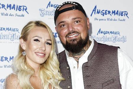 Jessi und Nik Schröder sind stolze Eltern einer Tochter. Jessi und Nik Schröder sind stolze Eltern einer Tochter.
