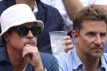 Die Freunde Bradley Cooper (l.) und Brad Pitt beim US-Open-Finale in New York City. Die Freunde Bradley Cooper (l.) und Brad Pitt beim US-Open-Finale in New York City.