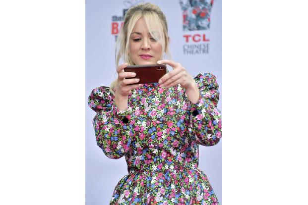 Kaley Cuoco trinkt zwar noch ab und zu Alkohol, aber keinen Sake mehr, wie sie kürzlich verriet. Eines Abends ging sie mit i... Kaley Cuoco trinkt zwar noch ab und zu Alkohol, aber keinen Sake mehr, wie sie kürzlich verriet. Eines Abends ging sie mit i...