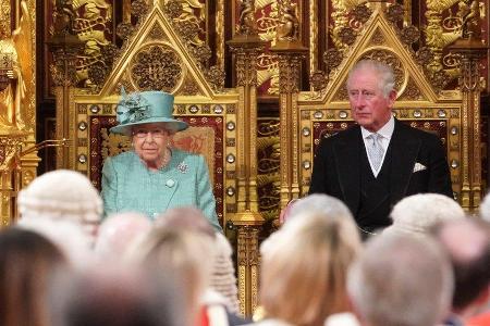 Queen Elizabeth II. und Prinz Charles im Dezember 2019. Queen Elizabeth II. und Prinz Charles im Dezember 2019.