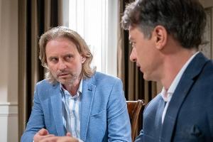"Sturm der Liebe": Michael (l.) gesteht Robert, dass er nach Rosalies Abreise ein ungutes Gefühl hat.
