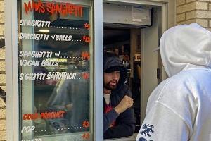 Überraschung am Take-away-Fenster: Eminem bedient in Detroit