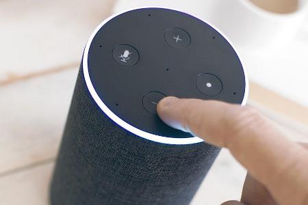 Bislang war Amazons Alexa vorrangig per Sprachsteuerung bedienbar. Das dürfte sich bald ändern. Bislang war Amazons Alexa vorrangig per Sprachsteuerung bedienbar. Das dürfte sich bald ändern.