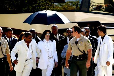 Im Dezember 2003 klagte die Staatsanwaltschaft Jackson wegen Kindesmissbrauchs in mehreren Fällen an. Immer wieder beteuerte...