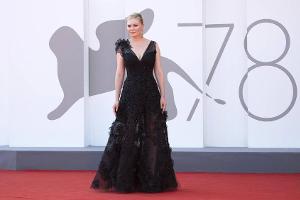 Kirsten Dunst verzaubert in Venedig mit schwarzem Gothic-Kleid