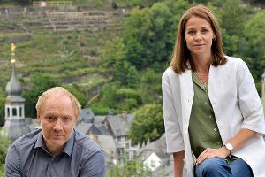 "Die Eifelpraxis: Familiengeheimnisse": Dr. Chris Wegner (Simon Schwarz) und Versorgungsassistentin Vicky Röver (Jessica Gin...