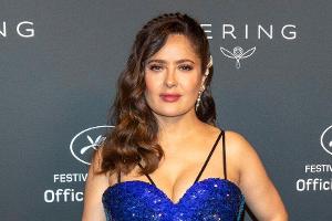 Salma Hayek freut sich im Badeanzug auf "neue Abenteuer"