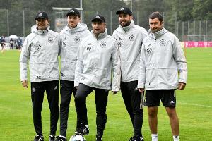 Flick und Trainerteam als Tribünengäste: "Offen und neugierig"