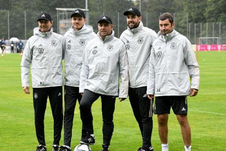 Flick und Trainerteam als Tribünengäste: Flick und Trainerteam als Tribünengäste: