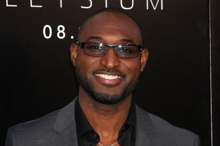 Adrian Holmes wird in Adrian Holmes wird in