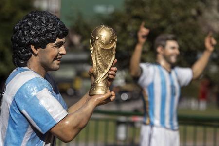 Natürlich wird auch Pelés argentinischer Gegenpart künstlerisch festgehalten. Stolz präsentiert die Statue der Sturmlegende ...