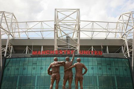 Seit 2009 stehen vor dem Old Trafford drei Dauergäste, die vor fast 50 Jahren gemeinsam im Inneren des Fußballtempels auf To...