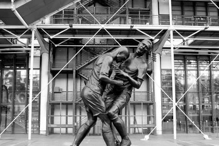 Dass Fußballgeschichte nicht nur aus Glanzmomenten besteht, beweist diese Statue eines algerischen Künstlers. Sie zeigt den ...