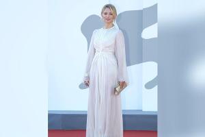 Belgiens Filmstar Virginie Efira glänzt in weißer Traumrobe am Lido