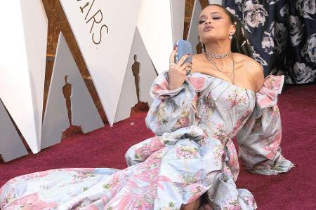 Auch das Kleid von US-Sängerin Andra Day kam 2018 nicht gut an, dass sie sich zusätzlich auf dem roten Teppich niederließ, m...