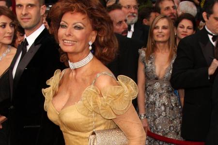 Auch Sophia Lorens gelbes Armani-Kleid fand 2009 wenige Fans. Die Rüschen waren einfach überall!