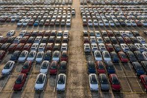 Automarkt mit großem Sommerloch