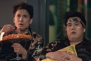 Julien Bam (l.) und Joon Kim in der Netflix-Serie "Life's A Glitch with Julien Bam".